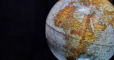Líderes do BRICS em uma reunião com um mapa-múndi ao fundo, simbolizando a expansão e a influência global do bloco.