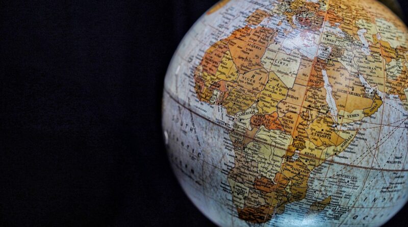 Líderes do BRICS em uma reunião com um mapa-múndi ao fundo, simbolizando a expansão e a influência global do bloco.