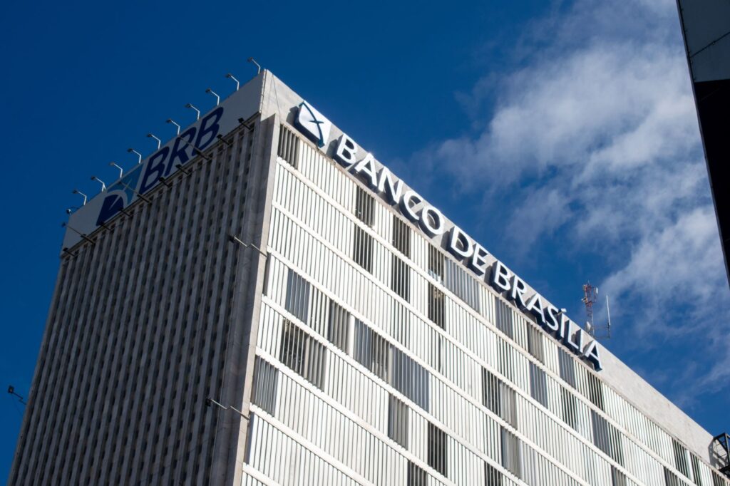 Fachada do edifício do Banco Central do Brasil em Brasília, simbolizando a estabilidade econômica.