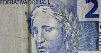 Gráfico de barras e moedas simbolizando o orçamento público e as finanças do Brasil em um contexto eleitoral.