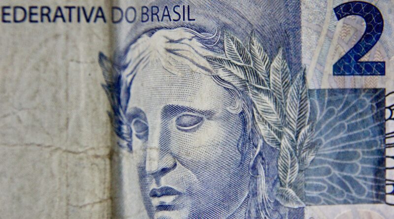 Gráfico de barras e moedas simbolizando o orçamento público e as finanças do Brasil em um contexto eleitoral.