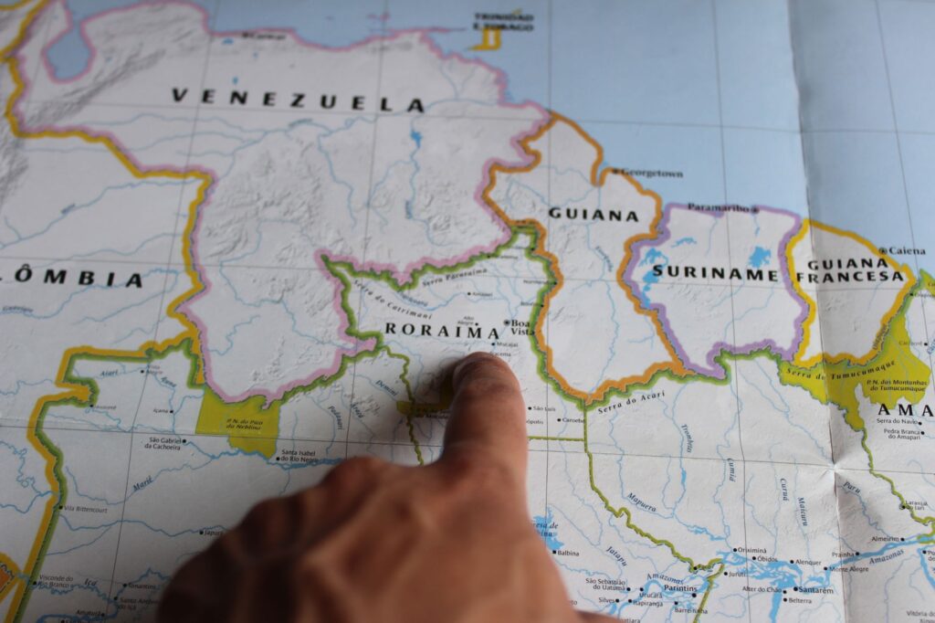 Agentes da Polícia Federal e Exército em patrulha na fronteira amazônica do Brasil