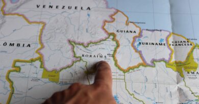 Agentes da Polícia Federal e Exército em patrulha na fronteira amazônica do Brasil