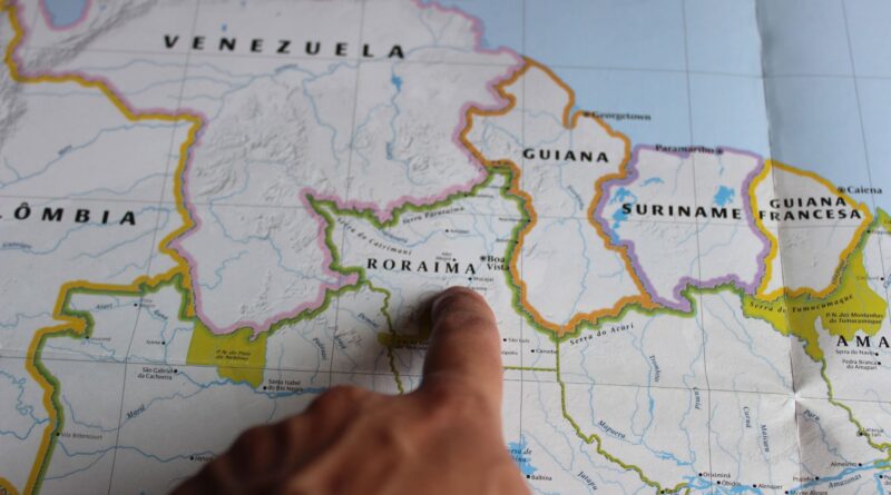 Agentes da Polícia Federal e Exército em patrulha na fronteira amazônica do Brasil