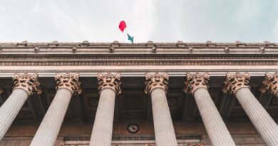 Fachada de um tribunal brasileiro, simbolizando o Poder Judiciário e a busca por eficiência.