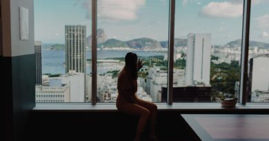 Mãos de diferentes pessoas se unindo sobre um mapa do Brasil, simbolizando consenso e união política em período eleitoral.