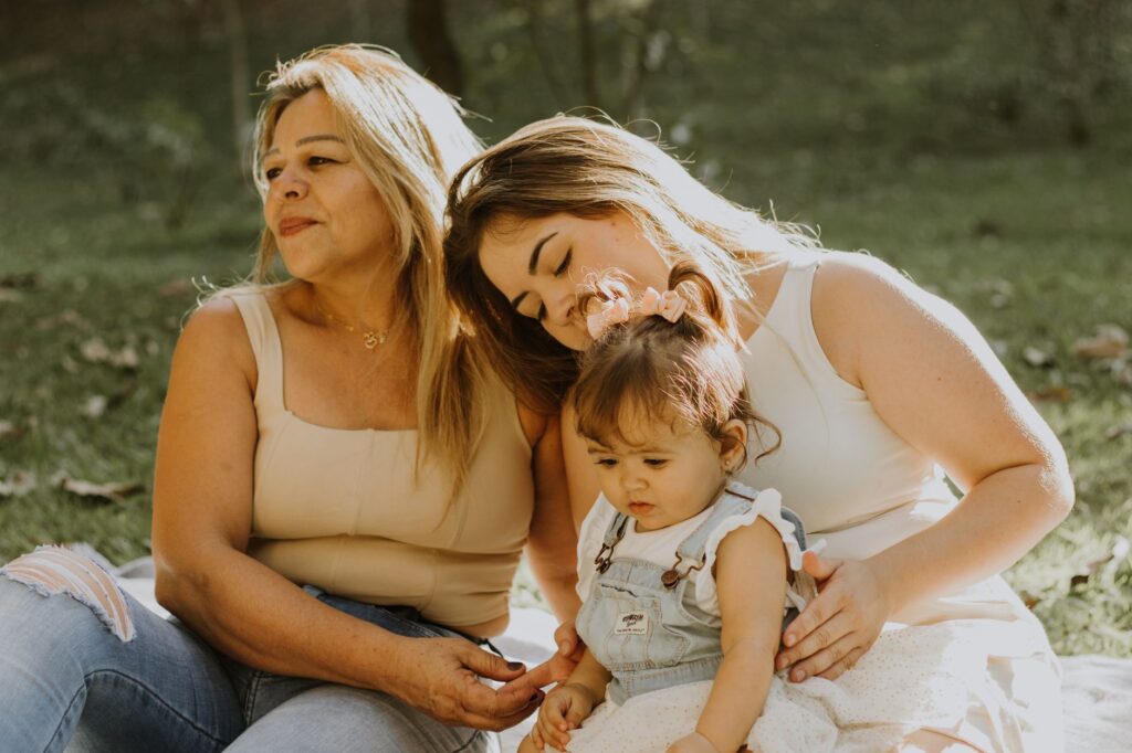Família brasileira recebendo assistência social, simbolizando a luta contra a pobreza