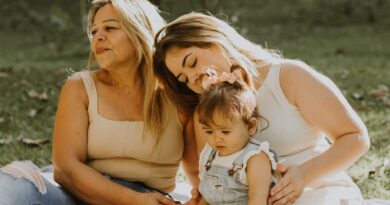 Família brasileira recebendo assistência social, simbolizando a luta contra a pobreza