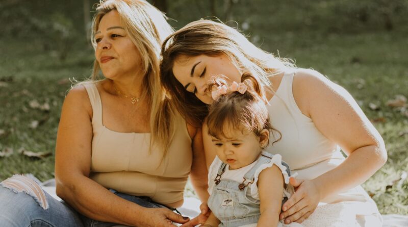 Família brasileira recebendo assistência social, simbolizando a luta contra a pobreza