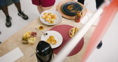 Linha de produção em uma fábrica moderna no Brasil, simbolizando a indústria e a busca por reindustrialização.