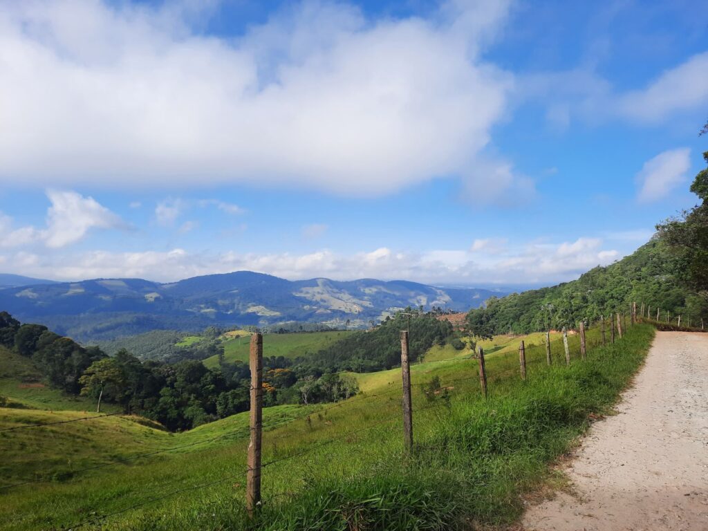 Vista aérea de uma propriedade rural no Brasil, simbolizando a complexidade da questão agrária e o desenvolvimento rural.