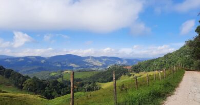 Vista aérea de uma propriedade rural no Brasil, simbolizando a complexidade da questão agrária e o desenvolvimento rural.