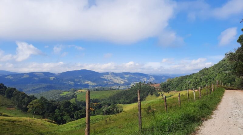 Vista aérea de uma propriedade rural no Brasil, simbolizando a complexidade da questão agrária e o desenvolvimento rural.