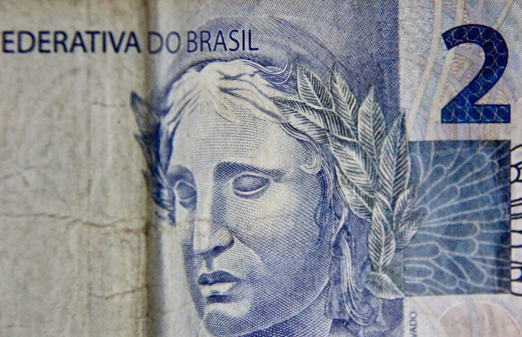 Gráfico representando a balança fiscal de estados e municípios, com setas indicando desafios e oportunidades pós-reforma tributária no Brasil.