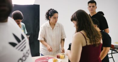 Estudantes brasileiros em sala de aula, diversos, engajados no aprendizado, simbolizando o futuro do país