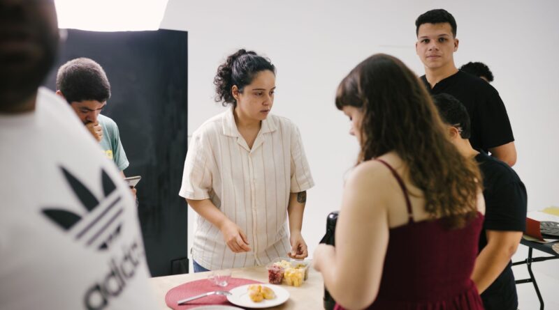 Estudantes brasileiros em sala de aula, diversos, engajados no aprendizado, simbolizando o futuro do país