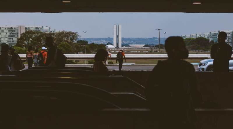 Deputados e senadores em sessão plenária no Congresso Nacional durante debate sobre o orçamento federal