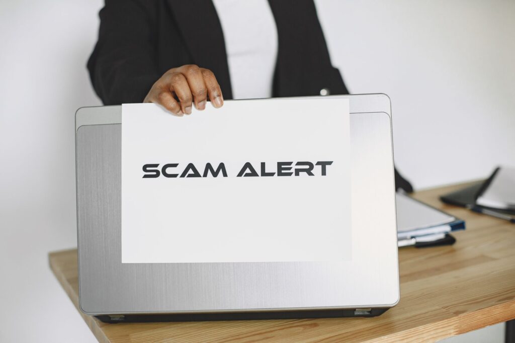 Equipe de investigação analisando dados em computadores, com gráficos e códigos na tela, simbolizando o combate a golpes digitais no Brasil.