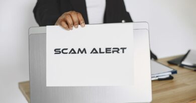 Equipe de investigação analisando dados em computadores, com gráficos e códigos na tela, simbolizando o combate a golpes digitais no Brasil.
