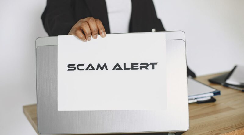 Equipe de investigação analisando dados em computadores, com gráficos e códigos na tela, simbolizando o combate a golpes digitais no Brasil.