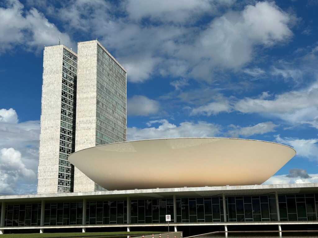 Debate sobre reforma política no Congresso Nacional do Brasil, com parlamentares em plenário.