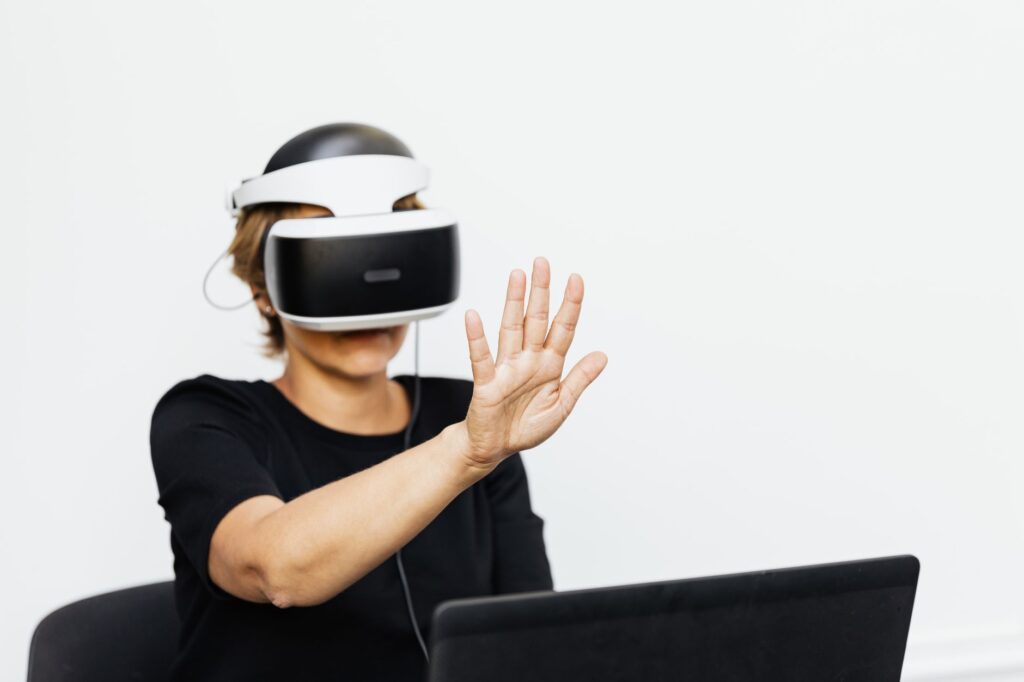 Representação visual de um sistema de justiça digital no Brasil, com ícones de tecnologia e balança da justiça