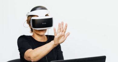 Representação visual de um sistema de justiça digital no Brasil, com ícones de tecnologia e balança da justiça