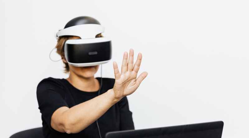 Representação visual de um sistema de justiça digital no Brasil, com ícones de tecnologia e balança da justiça