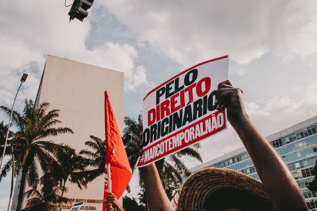 Ilustração de balança da justiça com elementos de sustentabilidade e governança corporativa, representando a litigância ESG.