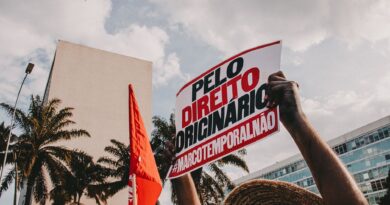 Ilustração de balança da justiça com elementos de sustentabilidade e governança corporativa, representando a litigância ESG.
