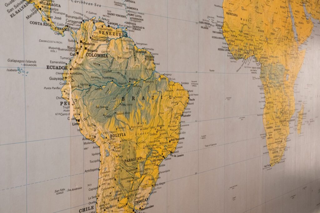 Mapa global de cadeias de suprimentos com destaque para o Brasil e rotas comerciais