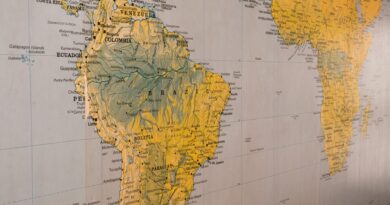 Mapa global de cadeias de suprimentos com destaque para o Brasil e rotas comerciais