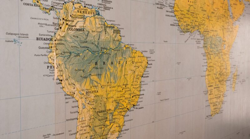 Mapa global de cadeias de suprimentos com destaque para o Brasil e rotas comerciais