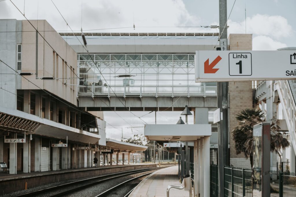 Trem de carga moderno em trilhos ferroviários no Brasil, com paisagem rural ao fundo, simbolizando o renascimento do modal.