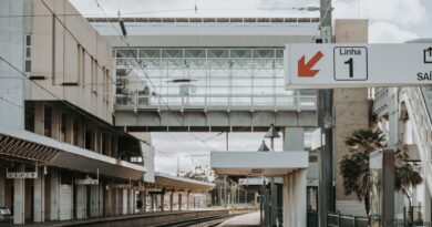 Trem de carga moderno em trilhos ferroviários no Brasil, com paisagem rural ao fundo, simbolizando o renascimento do modal.
