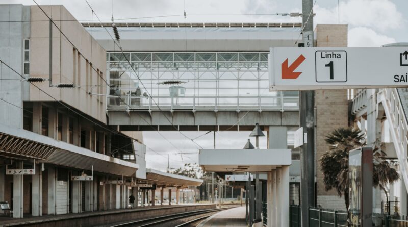 Trem de carga moderno em trilhos ferroviários no Brasil, com paisagem rural ao fundo, simbolizando o renascimento do modal.