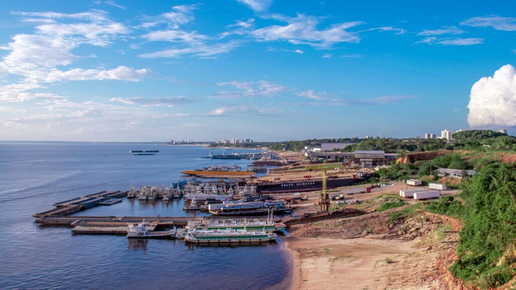 Plataforma de petróleo em águas profundas na costa brasileira, com foco em proteção ambiental e a foz do Rio Amazonas ao fundo.