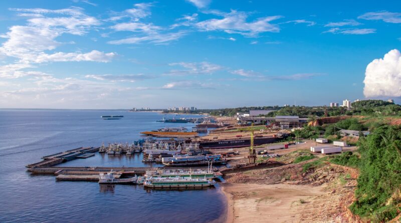 Plataforma de petróleo em águas profundas na costa brasileira, com foco em proteção ambiental e a foz do Rio Amazonas ao fundo.