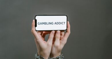 Mãos segurando um smartphone com aplicativo de apostas online, com gráficos de dinheiro e gráficos de crescimento ao fundo, simbolizando a regulamentação e os desafios econômicos e sociais.