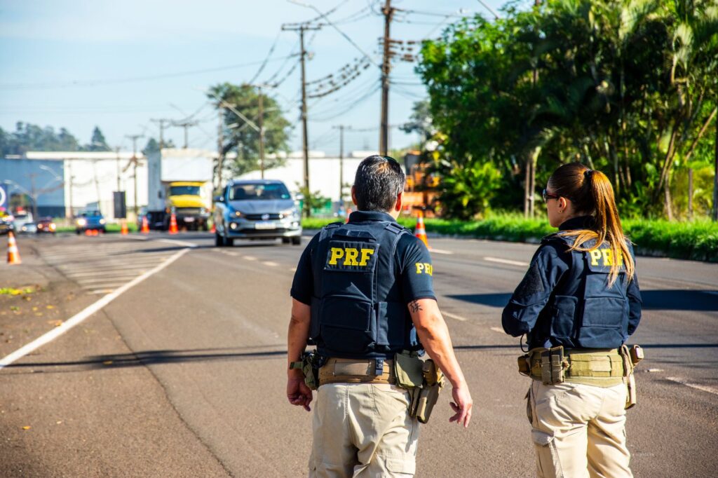 Agentes da Polícia Federal em operação na floresta amazônica, simbolizando o combate ao crime organizado em regiões de fronteira.