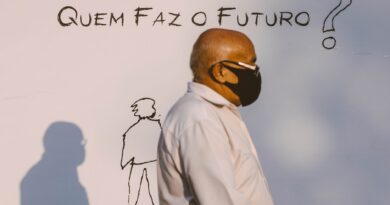 Idosos brasileiros, símbolo da Previdência Social e seus desafios de sustentabilidade em 2026.