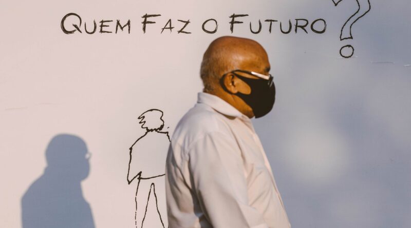 Idosos brasileiros, símbolo da Previdência Social e seus desafios de sustentabilidade em 2026.
