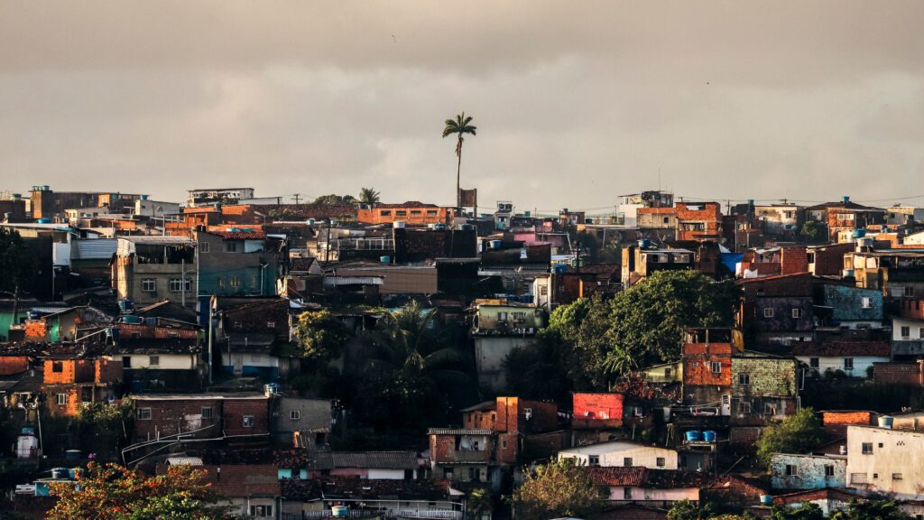 Imagem de uma cela superlotada em uma prisão brasileira, simbolizando a crise do sistema carcerário.