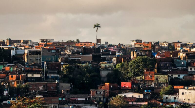 Imagem de uma cela superlotada em uma prisão brasileira, simbolizando a crise do sistema carcerário.
