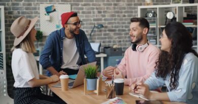 Equipe de startup trabalhando em um ambiente moderno, simbolizando inovação e colaboração no ecossistema brasileiro.