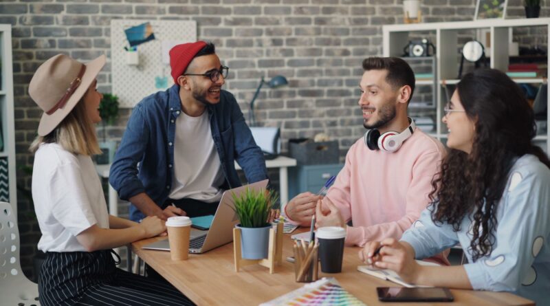 Equipe de startup trabalhando em um ambiente moderno, simbolizando inovação e colaboração no ecossistema brasileiro.
