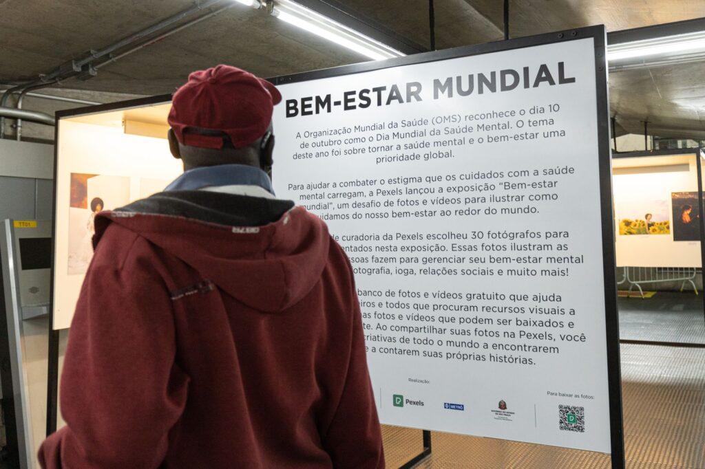 Pessoas trabalhando em atividades informais em um centro urbano brasileiro, como vendedores ambulantes ou prestadores de serviço
