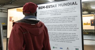 Pessoas trabalhando em atividades informais em um centro urbano brasileiro, como vendedores ambulantes ou prestadores de serviço