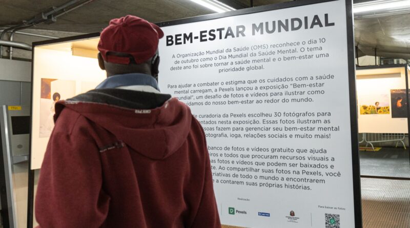 Pessoas trabalhando em atividades informais em um centro urbano brasileiro, como vendedores ambulantes ou prestadores de serviço