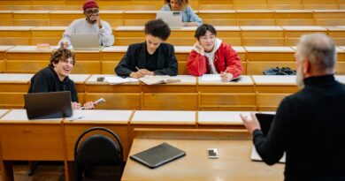 Estudantes universitários brasileiros utilizando tecnologia em sala de aula ou biblioteca, simbolizando a modernização da educação.